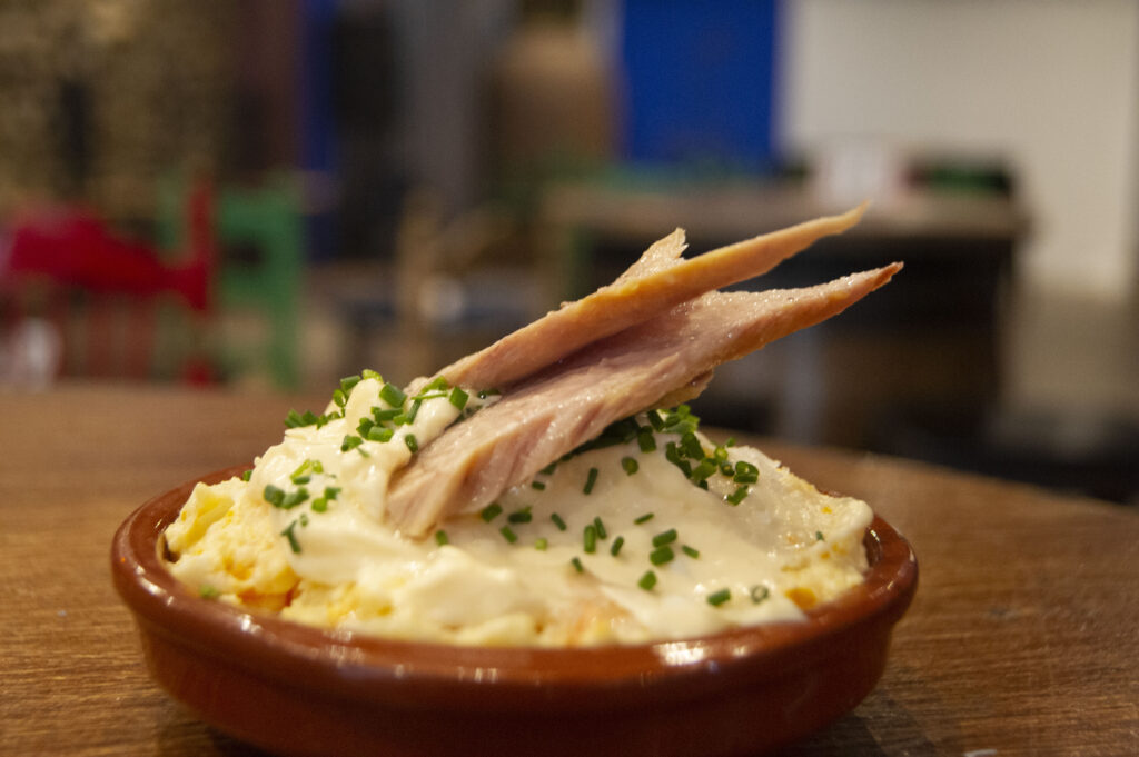 Ensaladilla rusa con langostinos y ventresca de atún
